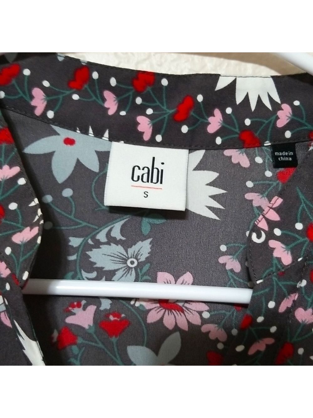 CAbi sleeveless top, V neck ,floral, size small. GUC - Picture 3 of 8